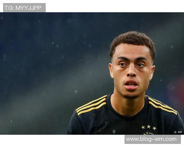 阿贾克斯积极洽谈日本中场佐野航大引援事宜 阿贾克斯积极洽谈日本中场佐野航大引援事宜